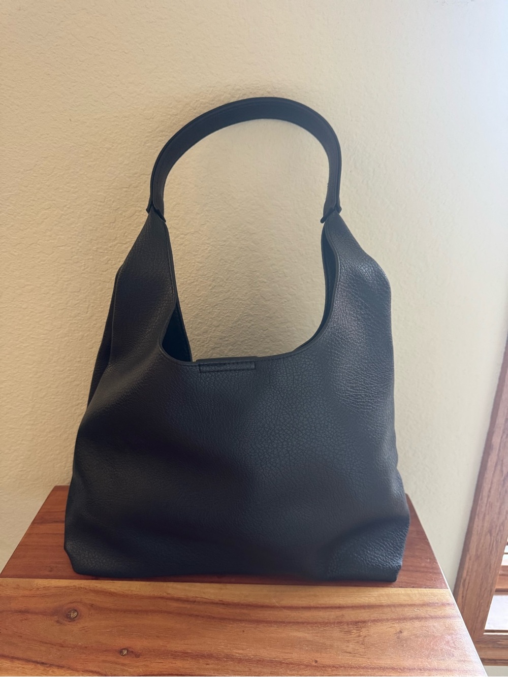 Classic Black Leather Shoulder Bag - Timeless Everyday Carry